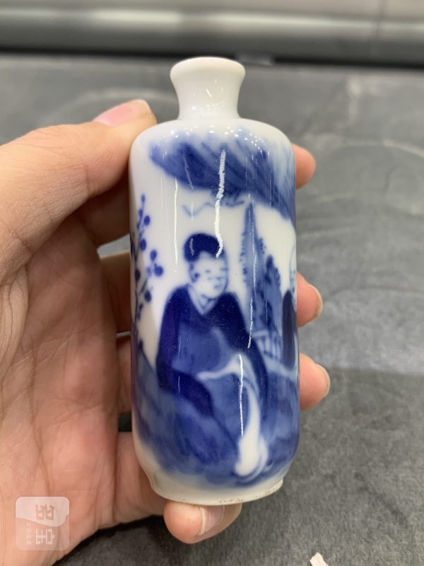 清晚期青花高士对谈图鼻烟壶 - 图2
